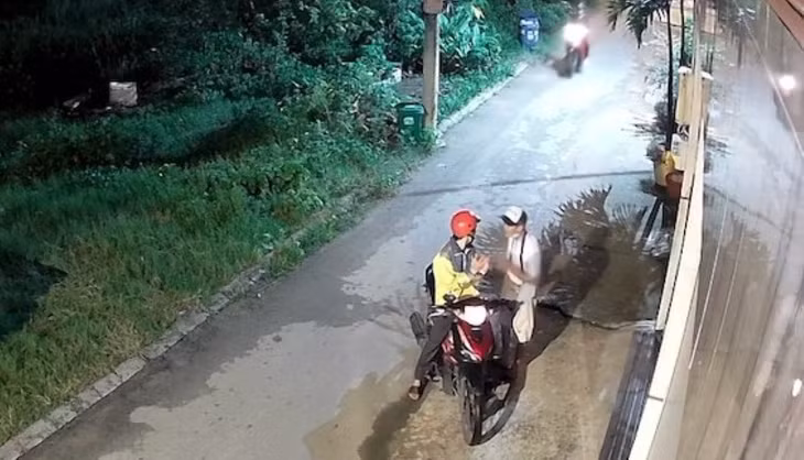 Hình ảnh người đàn ông mặc áo xe ôm công nghệ giật vé số của người khuyết tật được camera ghi lại. Ảnh: Đông Hoàng