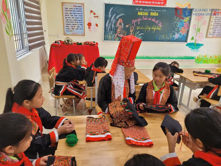 Nghệ nhân Diềng chống Sếnh, xã Quảng Sơn, huyện Hải Hà truyền dạy nghề may trang phục truyền thống của người Dao Thanh phán cho thế hệ trẻ