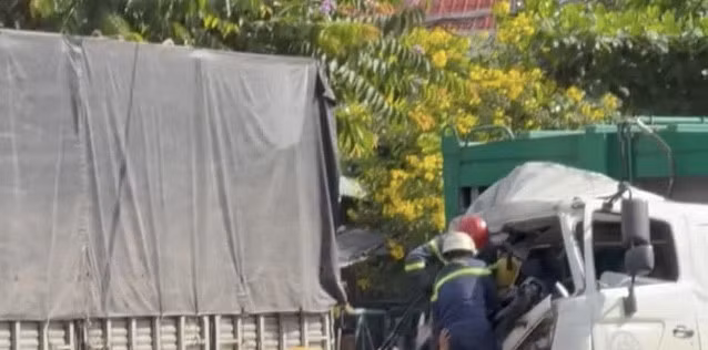Đầu xe rác biến dạng sau cú tông mạnh.