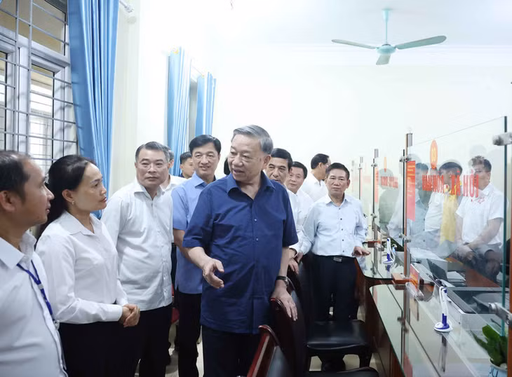 Tổng Bí Thư Tô Lâm thăm kiểm tra Trung tâm phục vụ hành chính công xã Si Pa Phìn, Điện Biên. (Ảnh: Thống Nhất – TTXVN)