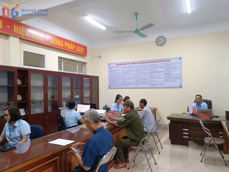 Công chức Trung tâm phục vụ hành chính công xã Hải Hòa giải quyết thủ tục hành chính.