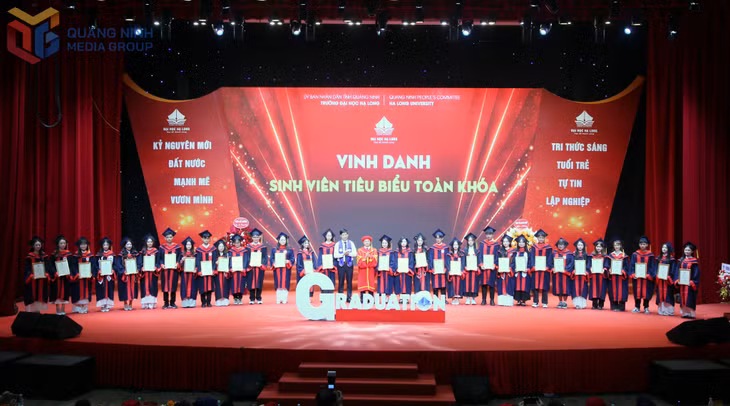 Các sinh viên tiêu biểu toàn khoá được vinh danh, khen thưởng tại buổi lễ.