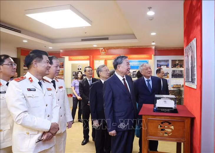 Tổng Bí thư và các đại biểu thăm phòng truyền thống ngành KSND - Ảnh: TTXVN
