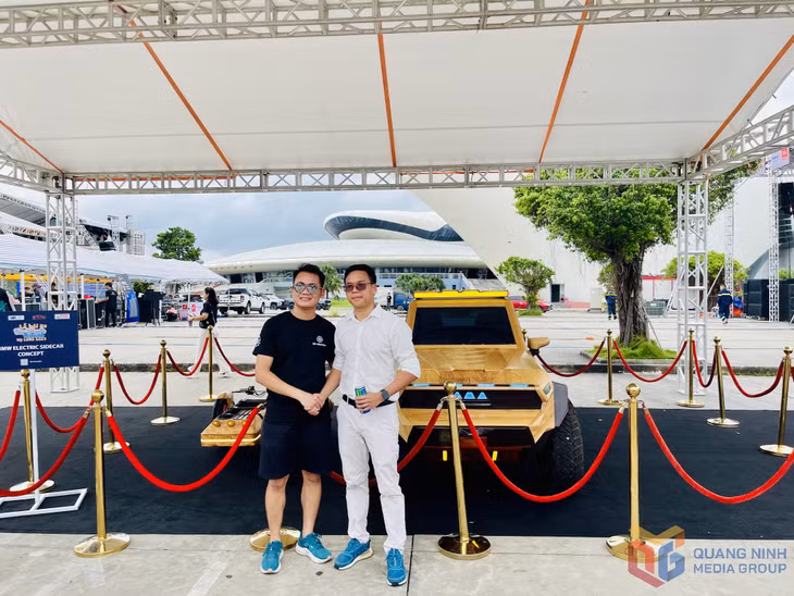 Xe bán tải thiết kế bằng AI tại khu trưng bày thu hút đông đảo người dân, du khách tới xem...