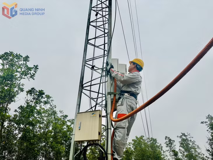 Cán bộ kỹ thuật Chi nhánh Công trình Viettel Quảng Ninh kiểm tra trạm BTS