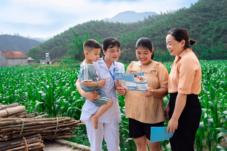 Cán bộ y tế xã Ba Chẽ đến tận nhà khám thai, tư vấn chế độ dinh dưỡng và hướng dẫn thai phụ theo dõi sức khỏe định kỳ. Ảnh: Hải Ninh