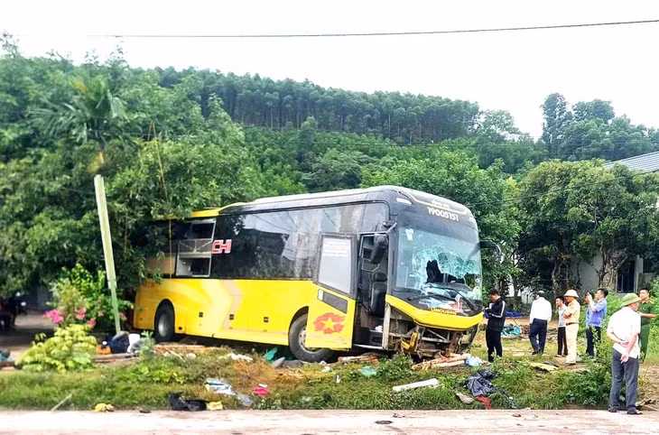 Hiện trường vụ tai nạn đặc biệt nghiêm trọng khiến 10 người chết, 14 người bị thương - Ảnh: H.A.
