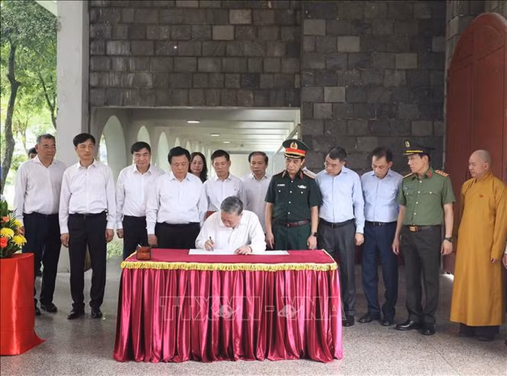 Tổng Bí Thư Tô Lâm ghi lưu bút tại Nghĩa trang Liệt sĩ Quốc gia A1- Ảnh: TTXVN