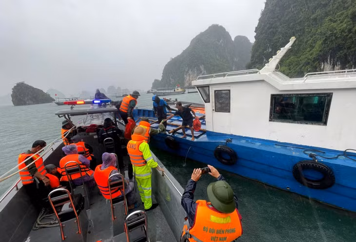 Các lực lượng chức năng đặc khu Vân Đồn di dời khẩn cấp người dân về nơi tránh trú bão an toàn chiều ngày 21/7.