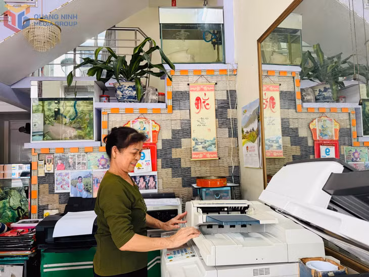 Bà Lê Thị Bằng tranh thủ thời gian rảnh để giúp đỡ con cái công việc kinh doanh.