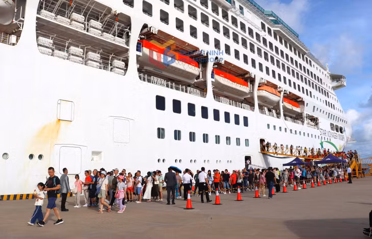 Tàu biển Star Voyager đưa hơn 1.200 du khách từ Hồng Kông cập Cảng tàu khách quốc tế Hạ Long, ngày 23/7/2025.
