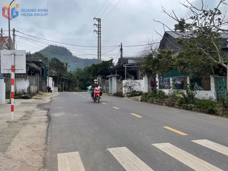 Tuyến đường tỉnh lộ 31 cũ nối xã Đoàn Kết với xã Vạn Yên, huyện Vân Đồn (nay là đặc khu Vân Đồn) đoạn qua thôn Khe Ngái được đầu tư xây dựng mới tạo thuận lợi cho người dân trong việc đi lại.