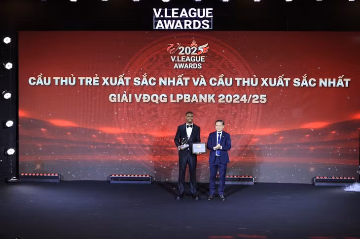 Trao thưởng cầu thủ xuất sắc nhất Alan Sebastiao Alexandre (CLB bóng đá Công An Hà Nội)