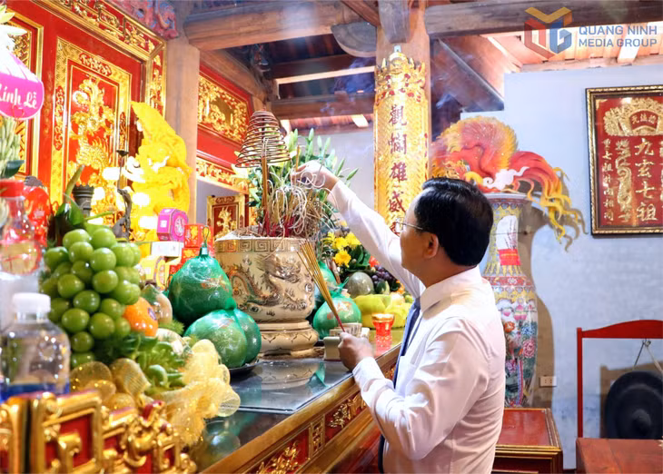 Đồng chí Cao Tường Huy, Ủy viên Ban Thường vụ Tỉnh ủy, Phó Chủ tịch UBND tỉnh, Bí thư Đảng ủy, Chủ tịch HĐND đặc khu Vân Đồn dâng hương tại đình Quan Lạn.