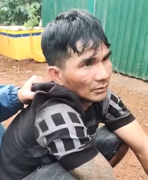 Đối tượng cướp giật dây chuyền vàng bị Công an xã Bảo Lâm 2 bắt về quy án. Ảnh: Công an cung cấp