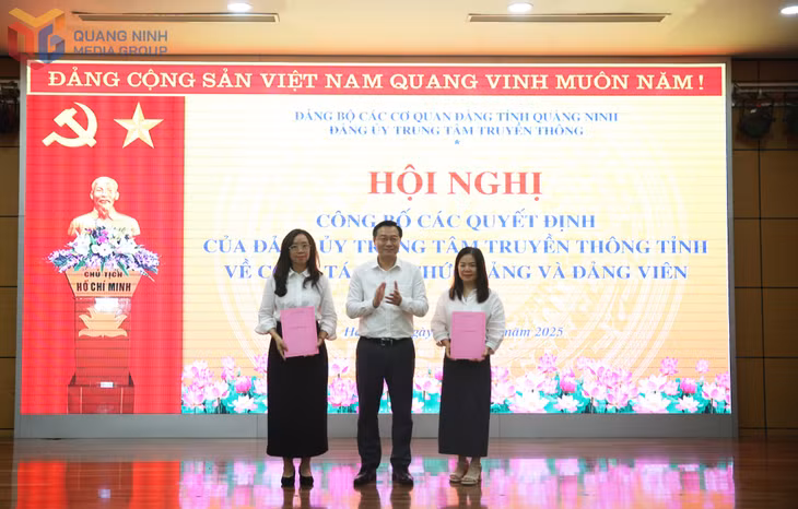 Trao quyết định kết thúc và chuyển giao Chi bộ phòng Quốc tế và 8 đảng viên sang Chi bộ phòng Biên tập truyền hình.