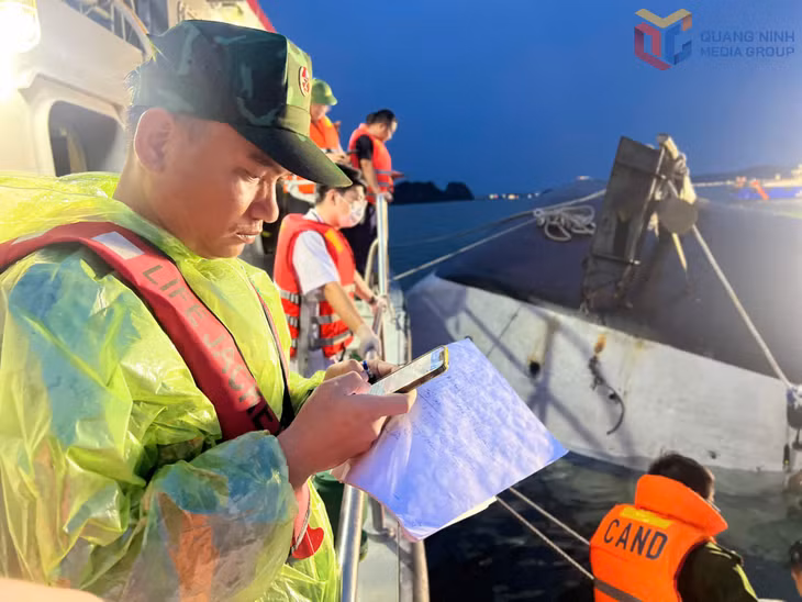 Lực lượng chức năng rà soát toàn bộ khu vực quanh hiện trường vụ đắm tàu để tìm kiếm; duy trì chế độ thông tin liên lạc.