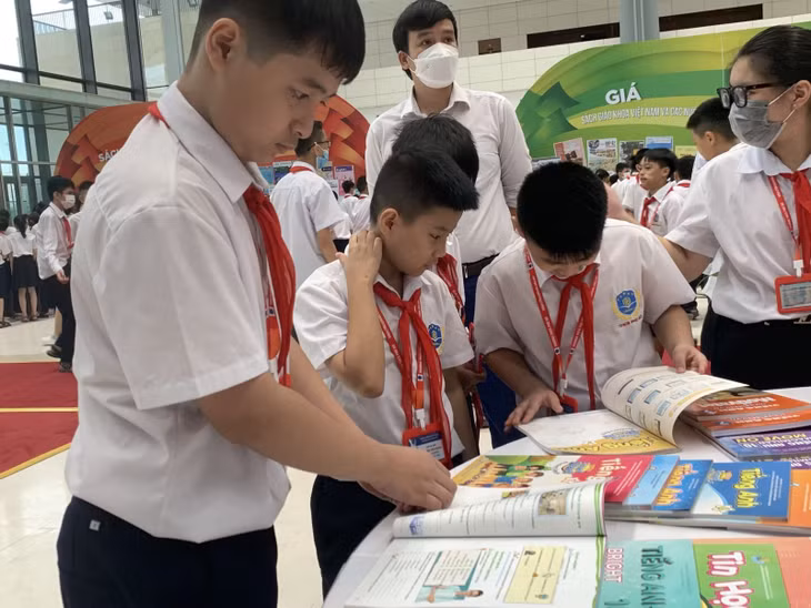 Sách giáo khoa mới đa dạng về cách trình bày thu hút học sinh. Ảnh: Lê Vân