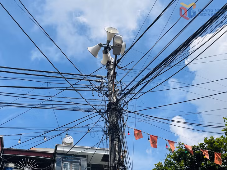 "Mạng nhện" dây điện, cáp viễn thông bủa vây đường phố.