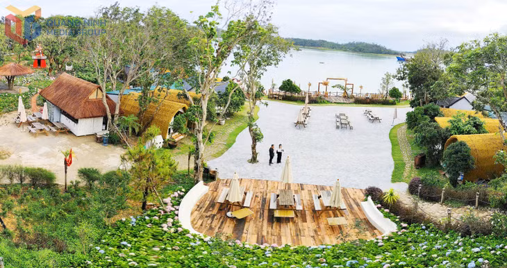 Một góc nhìn toàn cảnh về vườn hoa và khu bungalow bên bờ hồ.