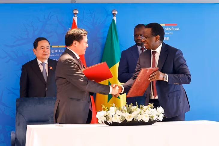 Chủ tịch Quốc hội Trần Thanh Mẫn và Thủ tướng Senegal Ousmane Sonko chứng kiến ký kết Bản ghi nhớ về thương mại gạo giữa Bộ Công thương Việt Nam và Bộ Công thương Senegal. (Ảnh: TTXVN)
