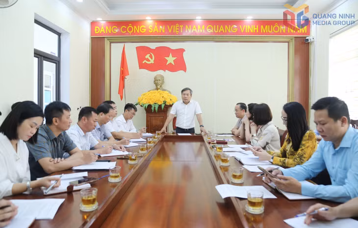 Đồng chí Bí thư Tỉnh ủy phát biểu chỉ đạo tại buổi làm việc với Ban Thường vụ Đảng ủy xã Kỳ Thượng.