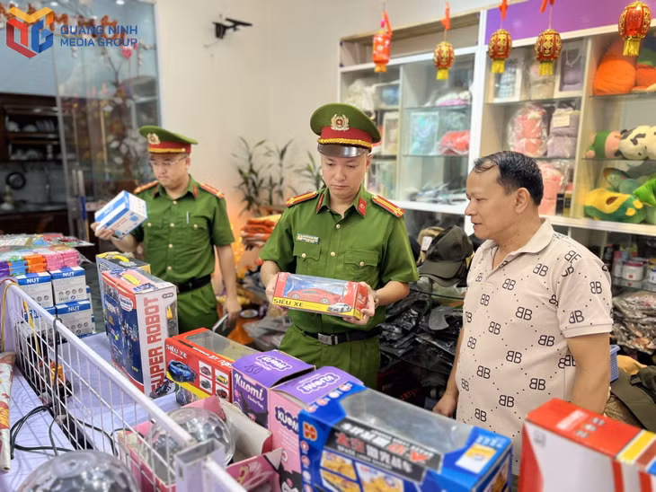 Công an xã Quảng Hà kiểm tra cơ sở kinh doanh có điều kiện trên địa bàn ngày đầu tiên sau sắp xếp đơn vị hành chính cấp xã (1/7).