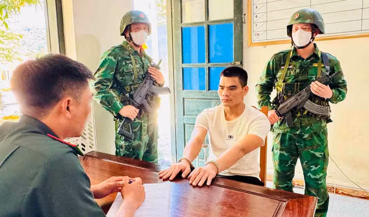 Lấy lời khai của đối tượng Văn. Ảnh: Quang Tuấn.