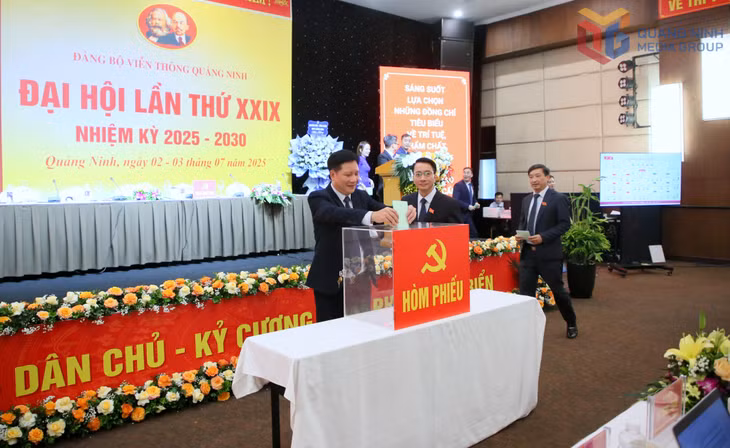 Các đại biếu bỏ phiếu bầu Ban Chấp hành Đảng bộ Viễn thông Quảng Ninh khóa XXIX, nhiệm kỳ 2025-2030.