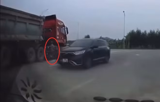 Thời điểm xảy ra vụ va chạm giữa xe máy và xe tải tại phường Nếnh (tỉnh Bắc Ninh). Ảnh: Cắt từ clip người dân cung cấp