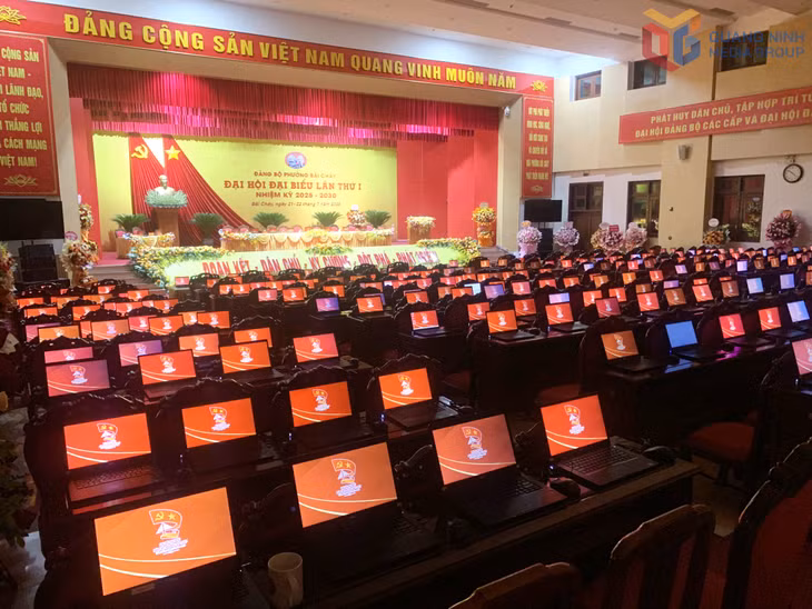 Phường Bãi Cháy chạy thử các máy tính trước khi đưa vào phục vụ các đại biểu tại đại hội.
