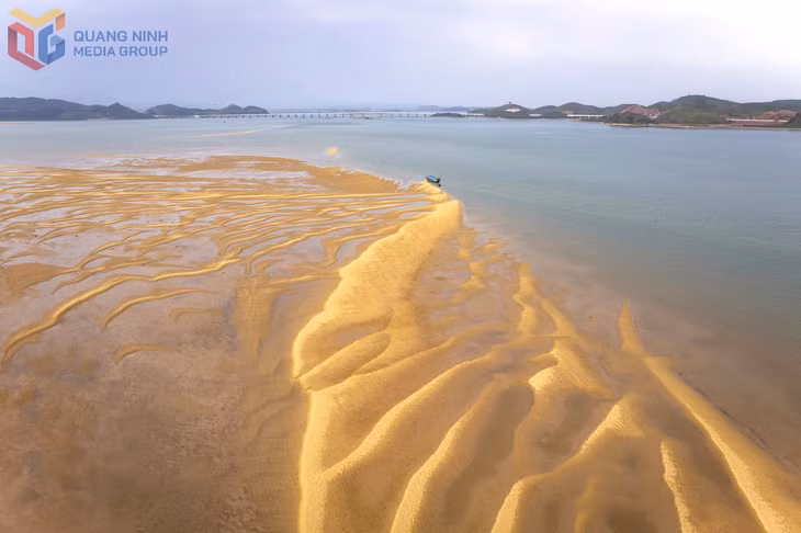 Mũi Lòng Vàng - Điểm du lịch hấp dẫn của xã Hải Lạng.