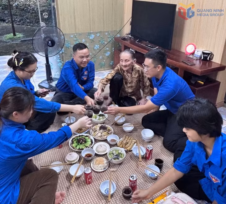 Đoàn viên, thanh niên phường Quang Hanh tổ chức “Bữa cơm sum vầy, ấm áp yêu thương” tại gia đình mẹ liệt sĩ Thiều Thị Thanh (tổ 4, khu Sơn Thạch, phường Quang Hanh). Ảnh: Tỉnh Đoàn cung cấp
