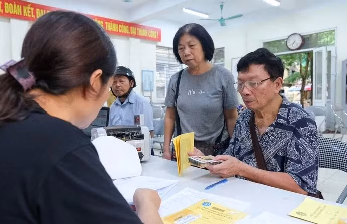 Người dân đi nhận lương hưu - Ảnh: HÀ QUÂN