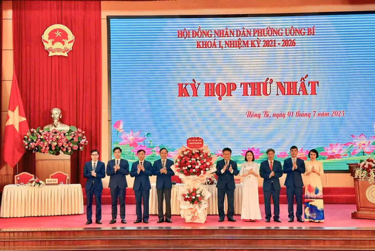 Đồng chí Nguyễn Đức Thành, Ủy viên Ban Thường vụ, Chủ nhiệm Ủy Ban kiểm tra Tỉnh ủy, tặng hoa chúc mừng HĐND phường Uông Bí.