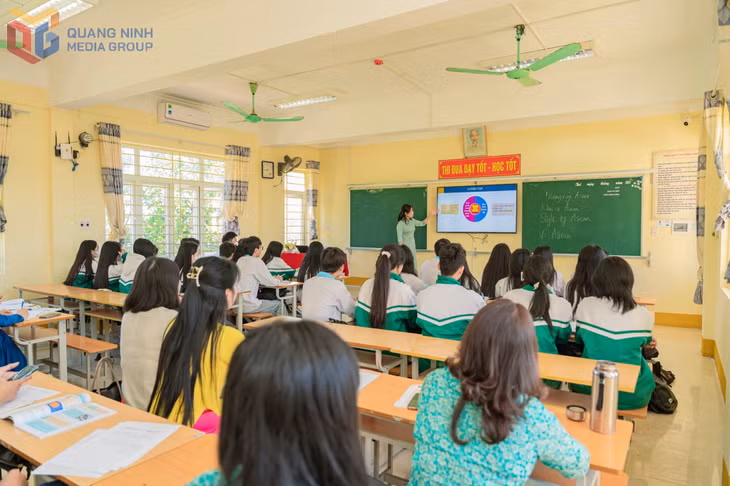 Sinh hoạt chuyên môn liên trường năm 2025 tại Trường THPT Cẩm Phả.