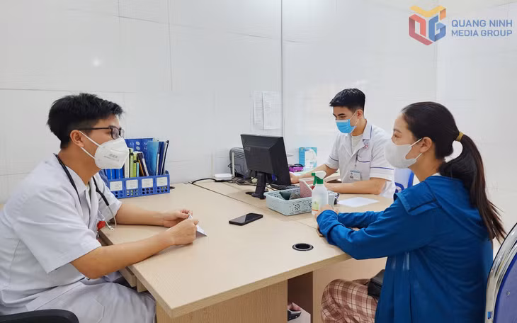 Bác sĩ Khoa Khám bệnh (TTYT Hải Hà) khám, tư vấn cho người dân đến khám, chữa bệnh.
