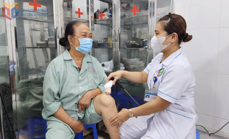 Nhân viên y tế khoa Lão khoa (Bệnh viện Y dược cổ truyền Quảng Ninh) sử dụng máy siêu âm điều trị vùng khớp gối cho bệnh nhân cao tuổi.