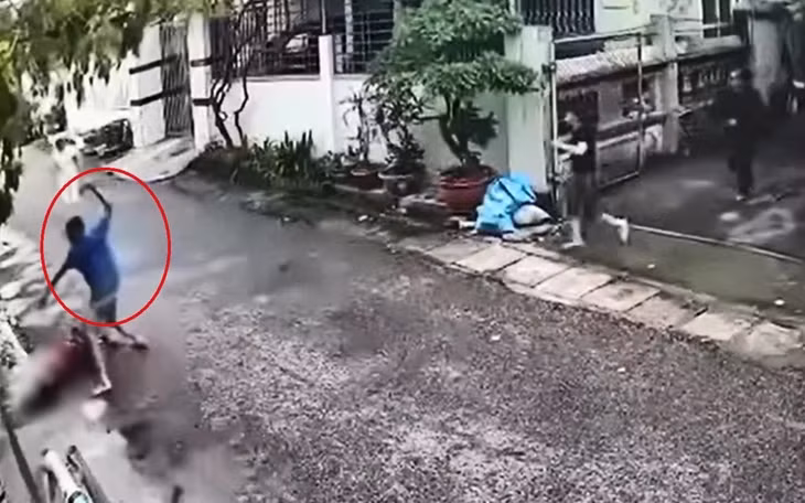 Đỗ Văn Hiến cầm dao chém con gái - Ảnh cắt từ clip