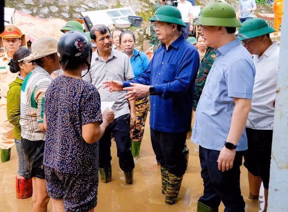 Phó Thủ tướng Chính phủ Mai Văn Chính thăm hỏi người dân xã Con Cuông bị ngập nhà do lũ.