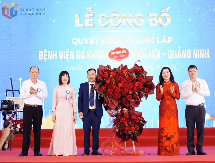 Phó Chủ tịch HĐND tỉnh Nghiêm Xuân Cường; Phó Chủ tịch UBND tỉnh Nguyễn Thị Hạnh tặng hoa chúc mừng đội ngũ y, bác sĩ của bệnh viện.