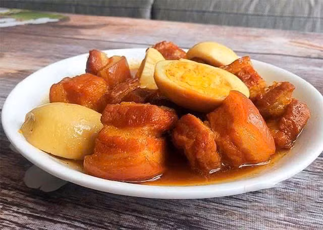 Thịt ba chỉ kho trứng là món chứa lượng chất béo bão hòa cao, yếu tố hàng đầu khiến nhiều người mắc gan nhiễm mỡ. Ảnh: Vương Oanh.