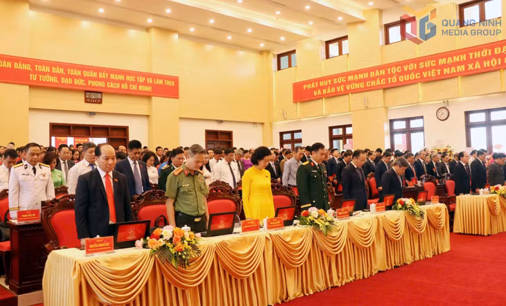 Các đại biểu tham dự Đại hội dành phút mặc niệm các nạn nhân trong vụ đắm tàu trên vịnh Hạ Long.