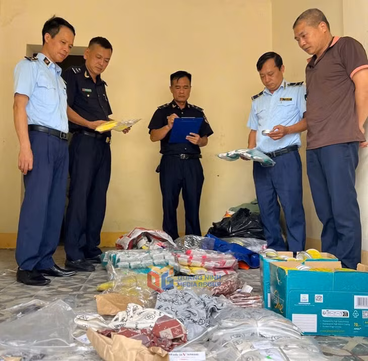 Cán bộ Hải quan cửa khẩu cảng Cẩm Phả và Đội QLTT số 3 bắt giữ hàng hóa vi phạm, tháng 5/2025.