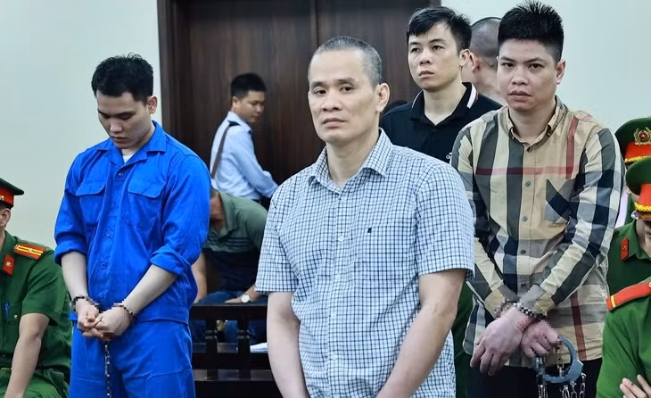 Bị cáo Hà Minh Đức (bìa phải hàng thứ 2) tại tòa - Ảnh: GIANG LONG