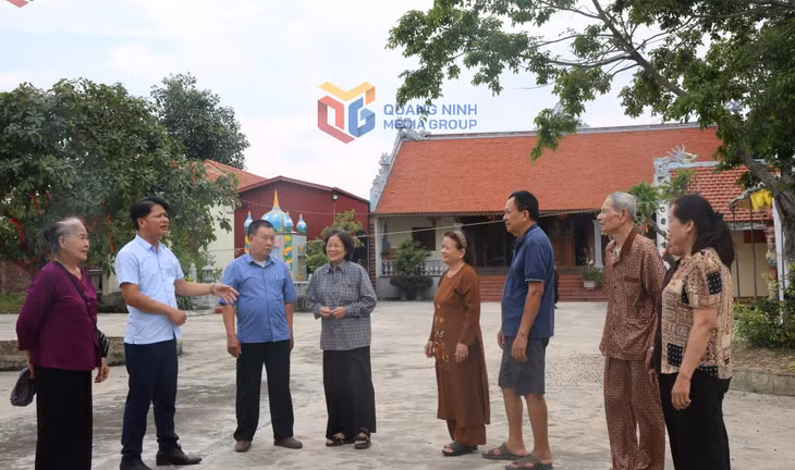 Cán bộ phường Hoàng Quế trao đổi, trò chuyện, ghi nhận ý kiến đóng góp xây dựng của người dân trong thực hiện sáp nhập đơn vị hành chính. Ảnh: Minh Đức
