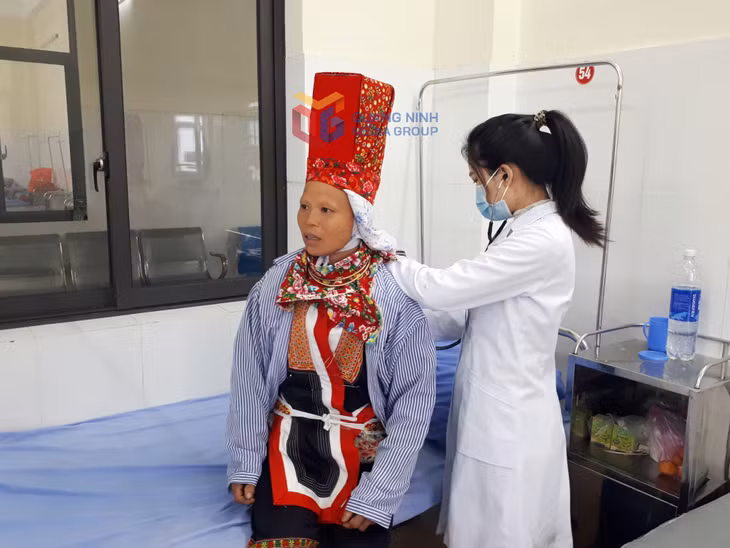 Bác sĩ Trung tâm Y tế Bình Liêu khám bệnh cho người dân trên địa bàn.