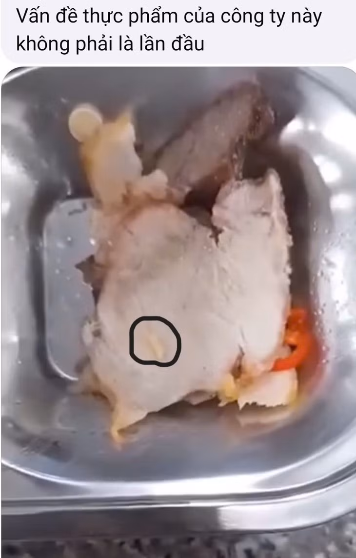 Công nhân hoảng hốt khi phát hiện dòi trong suất cơm trưa. Ảnh: Công nhân cung cấp.