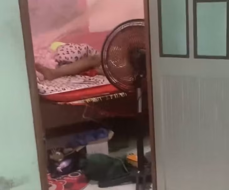 Đối tượng nằm ngủ trên giường bị chủ nhà về phát hiện. Ảnh: Người dân cung cấp