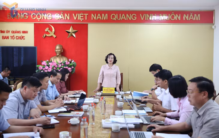Đồng chí Bùi Thúy Phượng, Ủy viên Ban thường vụ Tỉnh ủy, Trưởng Ban tổ chức Tỉnh ủy làm việc với Ban Thường vụ Đảng ủy các phường Hà Tu và Việt Hưng.